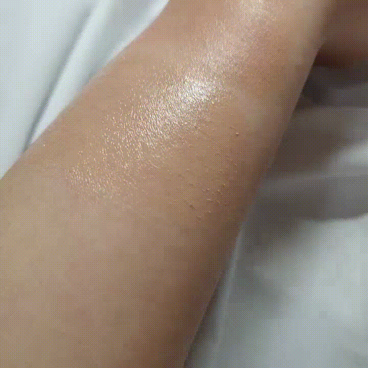 

움짤로 보시면 더 이해하기 편할 것 같아서 넣어봤어요!

그리고 제가 리뷰를 쓰면서 꼭 말씀드리고 싶었고 보여드리고 싶었던 브러쉬를 통한 촉촉한 피부표현을 정말 잘 알 수 있을것 같기도 했답니다

아래 사용한 촉촉한 파운데이션은 클리오 광채 쿠션이고 위에 사용한 파운데이션은 더페이스샵 잉크래스팅 파운데이션입니다 :)

저는 촉촉함도 좋지만 너무 개기름처럼 보일까 싶어서 위에도 말했듯이 세미매트한 파운데이션과 이 브러쉬를 함께 사용하는걸 정말 좋아해요

아니면 부분적으로 광대와 이마랑 코와같이 빛나고싶은 부분만 부분적으로 촉촉한 파데로 한 겹 더 레이어링 해주면 그것이야말로 금상첨화가 아닐 수 없겠네요!

