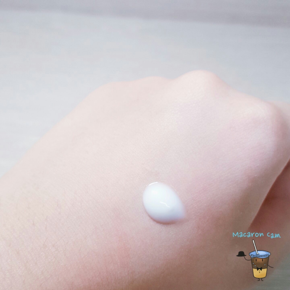 로션은 흰색이고 다른 타사 제품 로션들과 별 다를 건 없어요!