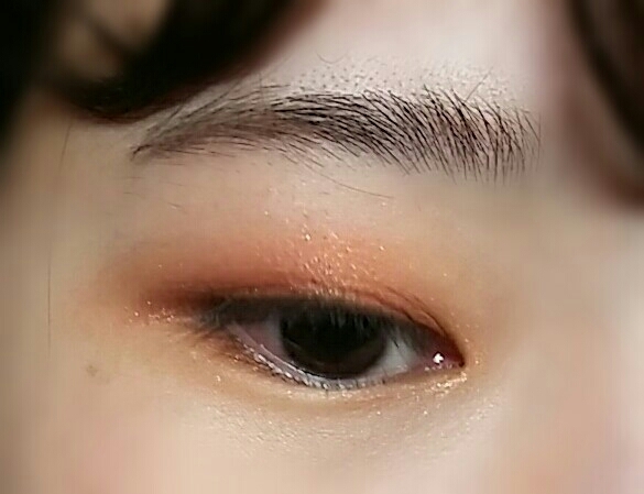머슬마니아로 눈의 중앙부분과 눈 앞머리에 콕콕 펄만 올린다는 느낌으로 발라주세요 
완전영롱해요💫💫