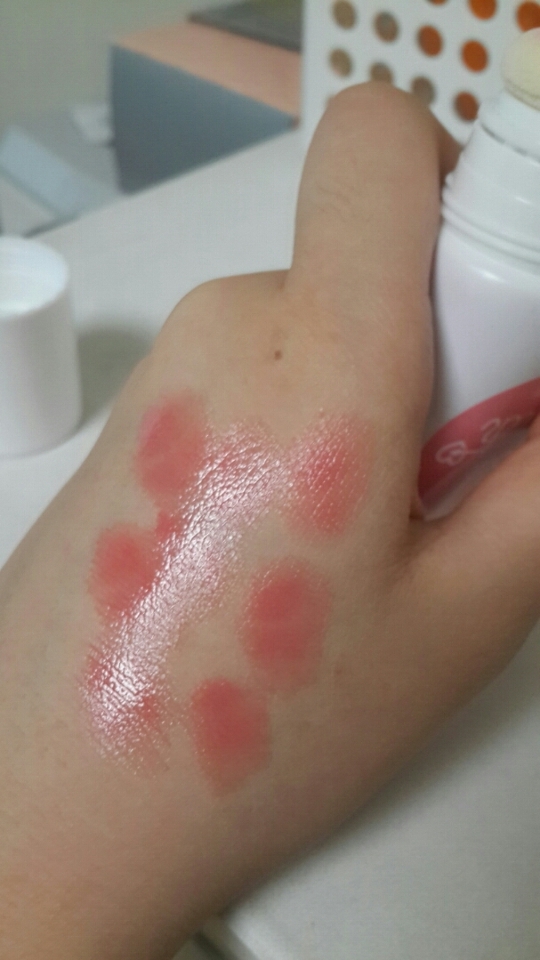 눌럿는데 물처럼 양조절이 안되서 얼굴에 바로 바르면 위험할 수도 있겠네요..;;;; 손등에 누르시고 손으로 살살 바르시는게.. 아니면 볼에 바로 살짝만 누르셔도 되구요~