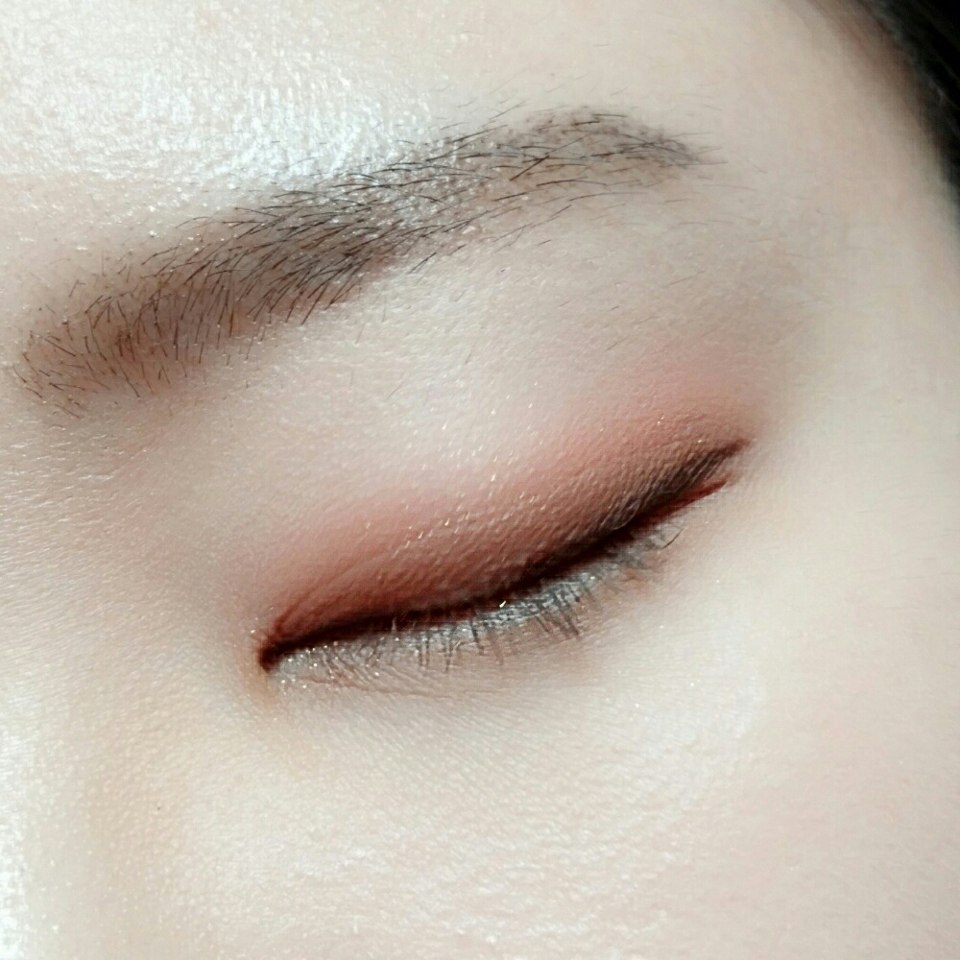 이때 속눈썹사이에 그려진 아이라인과 살짝살짝 섞이게 발라주세요~
예쁘게 그려지지않고 삐져나온 아이라인도 보이지않게 잘발라주세요!