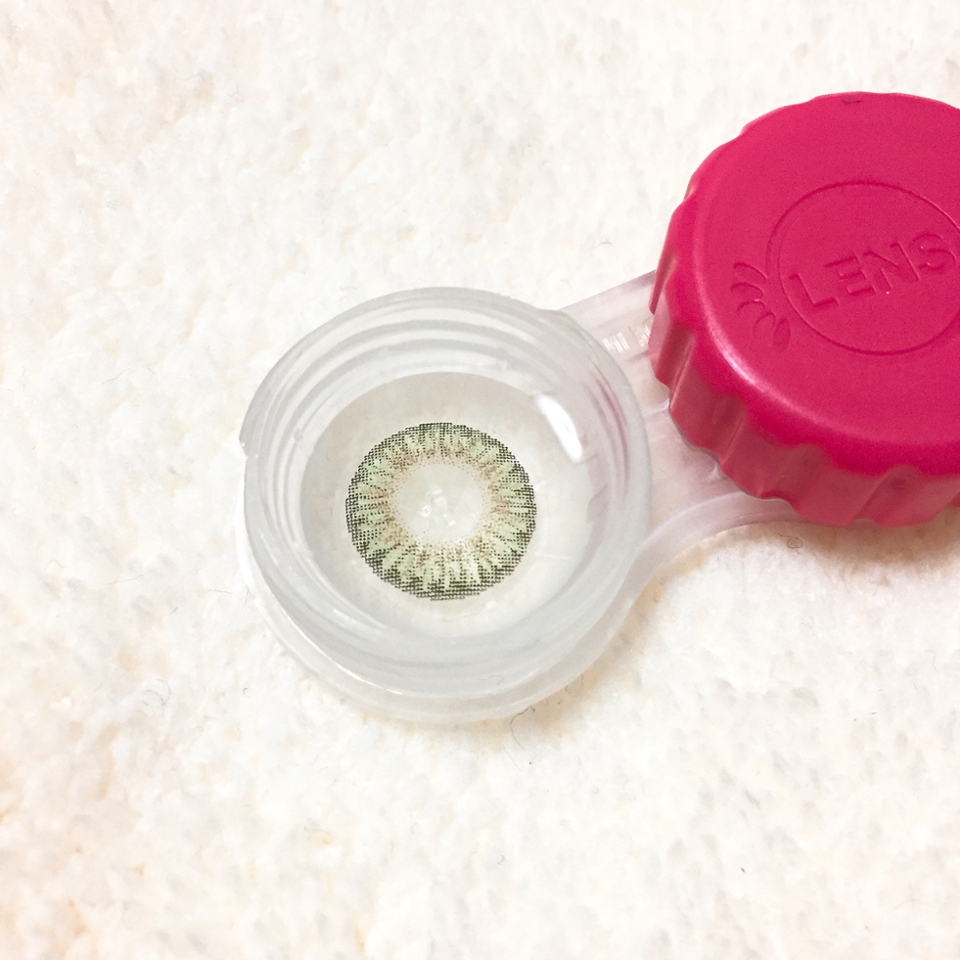 ❤ 플래쉬 off 앞면 ❤
플래쉬 off 했을때 렌즈 그래픽모양이에요 !
그래픽만 봤을땐 엄청 튈줄 알았는데 막상 껴보면 엄청 튀진 않더라구요😊