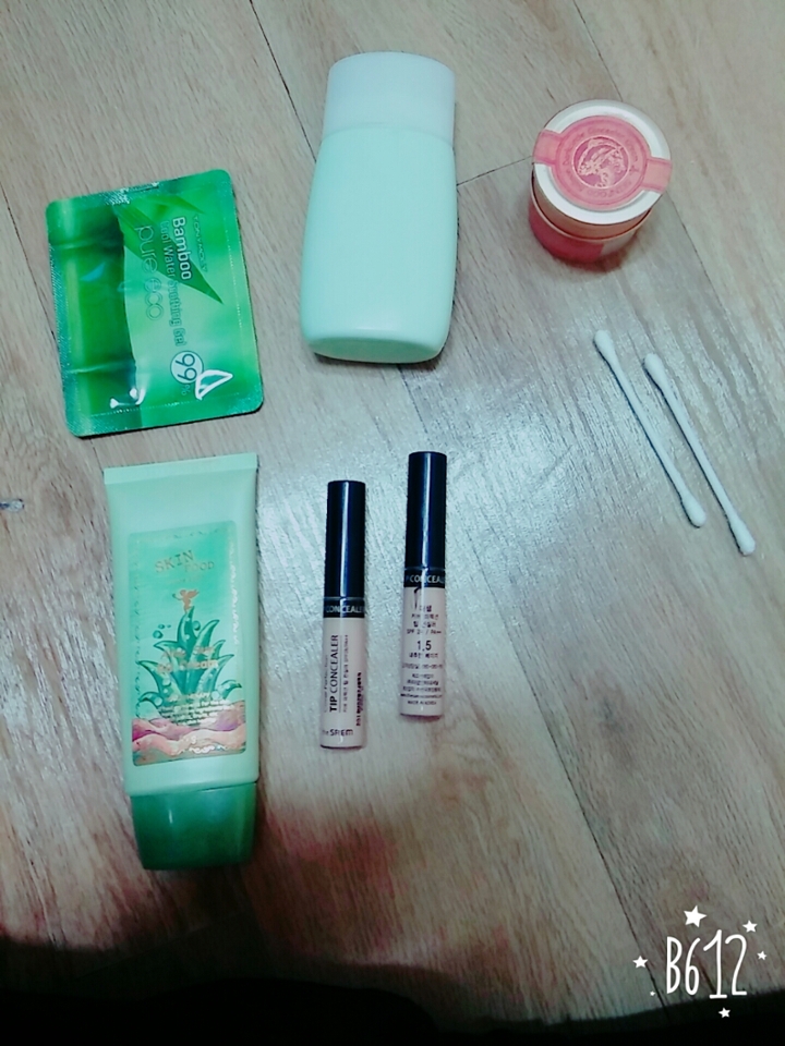 내용물은 이렇게 있습니다. 토니모리 수딩젤, 더샘 컨실러,스킨푸드 비비,스킨푸트 컨실러에요