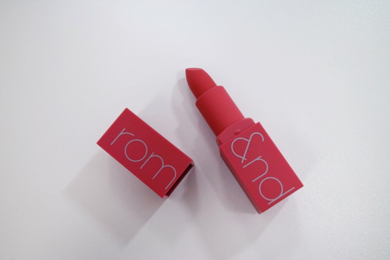 열어봅시당 증말 내용물이랑 케이스 색상 존똑!

패키지 넘 맘에들쟈냐

약각 쓰리씨이 (3ce) 생각나네 ㅎㅎ 비슷