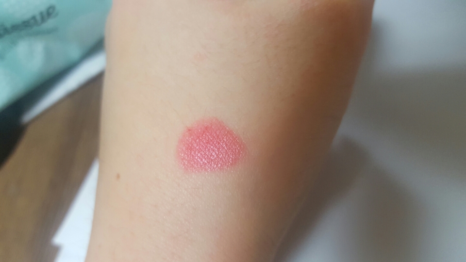 그렇다고 확묻혀바르면 환불화장되니까ㅠㅠㅋㅋ이렇게덜어서 브러쉬에 찔끔찔끔발라주면되요 완전 십몇년도쓸듯...심지어 그람수가안적혀잇어요 이섀도우...무서워...