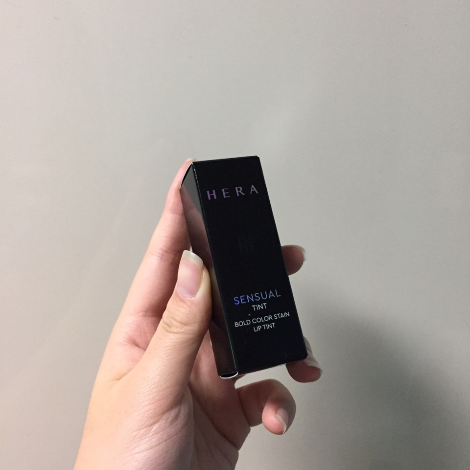 글씨가 빛의 방향마다 다르게 띄어서 이뻐요♡