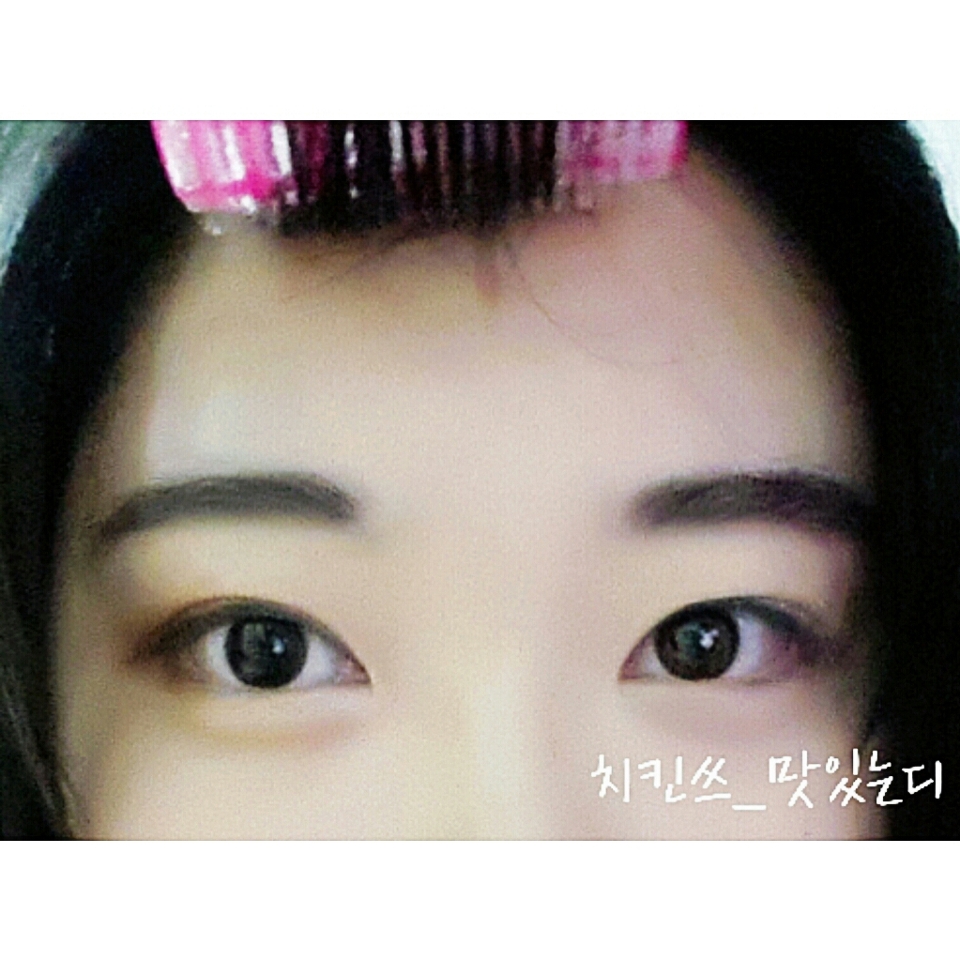 눈 앞머리부터 눈 끝까지 애교살을 도톰하게 만들어즈새요😊
눈 앞과 중앙은 강하게, 눈 끝은 심각존 밑으로 약하게 발라주세요😆
사용제품은 #이니스프리 #미네랄로즈마블링브라이터 1호 화사한 로즈 제품과 #투쿨포스쿨 #아트클래스 #바이로댕 입니다.