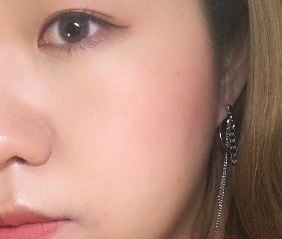 볼에도 얹어봤어요. 광대부터 사선으로 발라주면 시크한 언니 느낌ㅋㅋㅋㅋㅋ🙈 손가락으로 발라도 경계없이 예쁘게 퍼진답니다! 저는 손가락으로 얹어주고 퍼프에 블러셔을 묻혀 더 블랜딩해주었어요!! 

투쿨포스쿨 체크 젤리 블러셔 로즈무스! 가을 로즈 블러셔로 추천드립니당⭐️