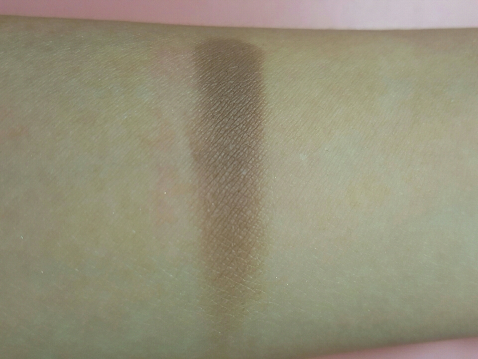 🍎미샤 클래식바이올린
노란끼 붉은끼가 쫙빠지고 회색빛이 도는 무펄의 갈색섀도우에요
레이디얼그레이보다는 갈색>>>회색이고 발색이 진해요
아이라인을 스머지하거나 브러쉬에 미스트를 살짝 묻혀 아이라인으로
그려주기도 해요!