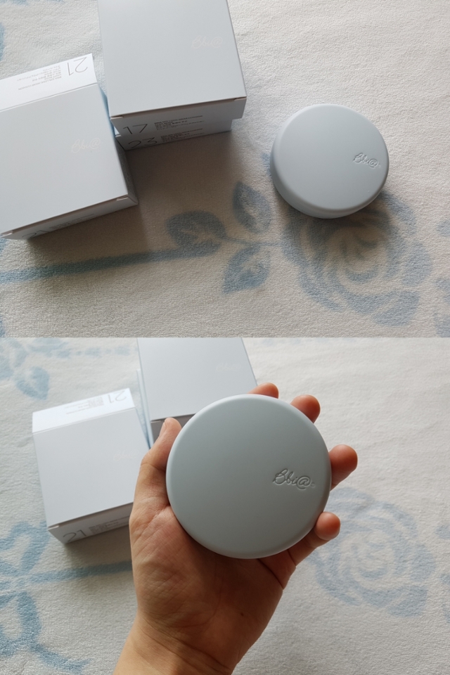 
케이스는 전체적으로 여리여리하면서 시원한 하늘빛의 
심플한 디자인이에요. 
​
요새 너무 이쁜 케이스의 쿠션이 많이 출시되는지라, 
그에 비하면 나무 단조로운게 아닌가.. 
라는 생각이 들기도 했어요. 

그렇지만 저와는 다르게 군더더기 없이 깔끔한 
무광 하늘빛의 디자인에 
만족해하시는 분들도 계시더라구요!
​
하긴 심플한 디자인에 제품력은 짱짱한게 
삐아의 매력 아니겠습니까?


