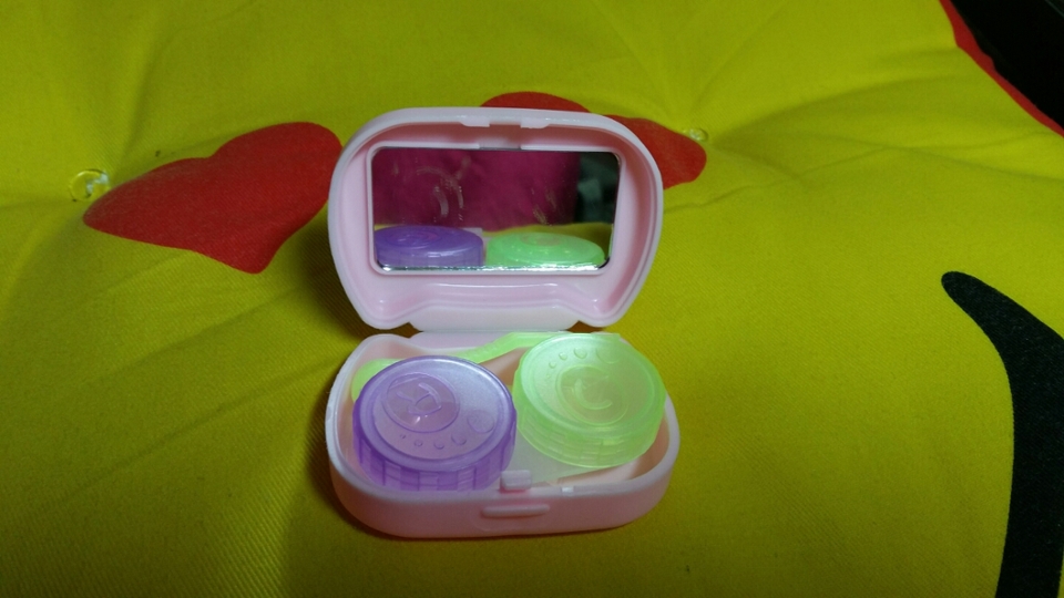 먼저 기본적인 렌즈 케이스의 구성은 집게와 렌즈를 보관하는 케이스와 이 모든 것을 넣을 수 있는 케이스가 있죠