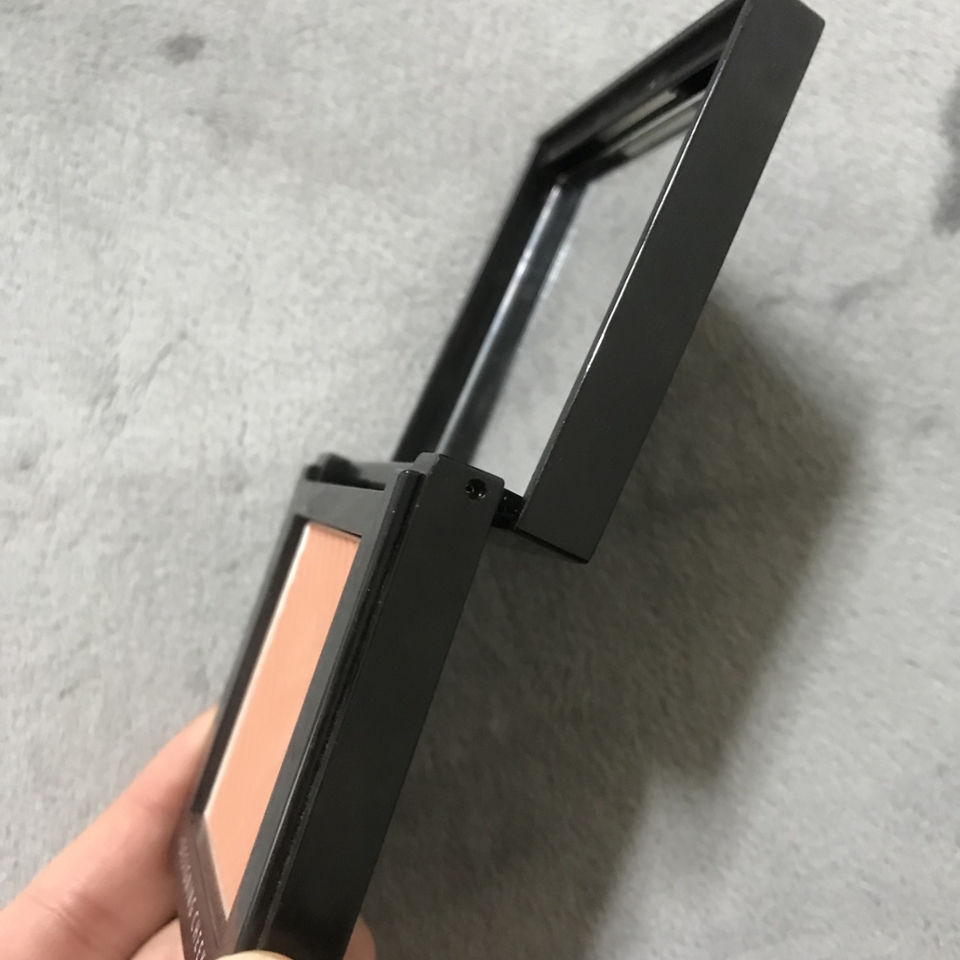 케이스는 자석 케이스 이고 안쪽에 거울이 내장되어 있어요~  사용한지 오래인데 고장나거나 불편한점 없었어요~ ( 컬러가 다자인에 안보이는건 아쉬운점... 전 여러개 가지고 있어서 순서대로 정해놓고 사용해요)