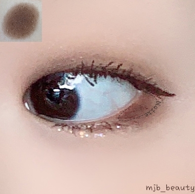 ③그리고 더- 또렷하고 깊은 눈을 위해 언더 꼬리부분에 그림자를 만들어줄게요,
🦔진한 고동색 아이섀도우를 언더 눈 꼬리 부분에 짧게 발라줍니다.