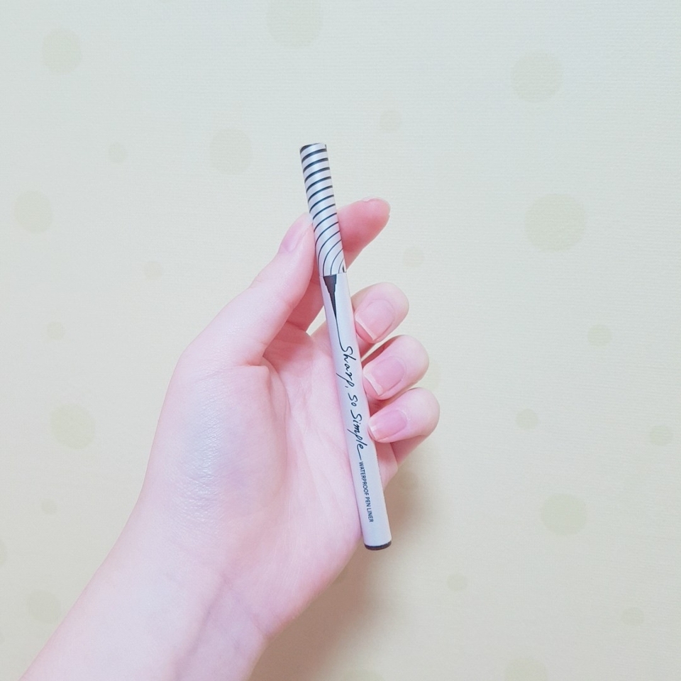 포장지를 벗겨보았어요 생각보다 더 작고 가벼워서 깜짝 놀랐어요 파우치에 가지고 다니면 잘 잃어버릴 것 같기도하네요 ㅎ
