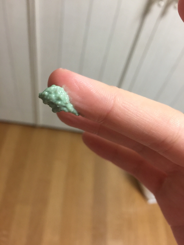 제형도 흘러내리는 제형이 아니기 때문에 바르기도 쉽구요!