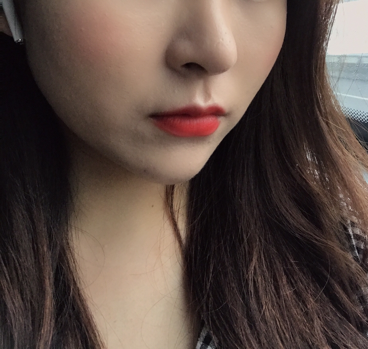 발라봤는데요 가볍게 발리는 쿠션이에요.
그래서 여러번 덧발라도 뜨지 않아서 수정용으로도 좋았어요. 근데 또 커버력도 있는 편이라 처음에 화장할 때 쓰기에도 좋아요. 그래서 저는 요즘 이걸로 화장합니다!! 이 쿠션이 젤 맘에 드는 점이 바로 무너질 때 모공끼임 없이 예쁘게 무너지더라고요. 
넘 만족 중이라 친구들한테 추천하고 다녀요 ㅋㅋㅋ
근데 남산 컬러가 제 피부보다 좀 밝긴 해서 목색깔이랑 차이가 좀 난다는 단점이 있어요 ㅠㅠ 
그리고 용량도 12g 이어서 다른 쿠션보다도 양이 적은데 가격이 사악하다는 점... 
여행가서 따로 파운데이션 챙겨갔는데도 불구하고 계속 이걸로 화장했어요. 손이 자주 가는 제품이에요 ㅎㅎ 