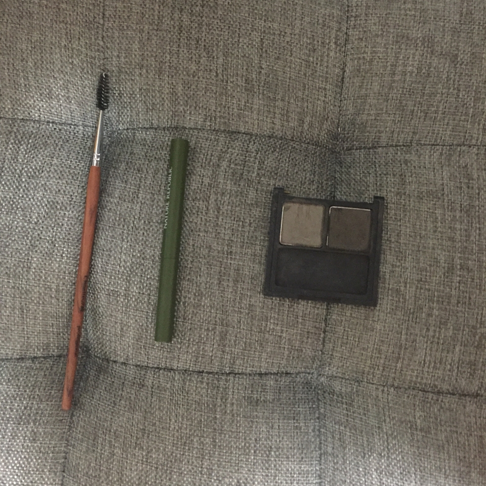 눈썹
이름 모르는 브러쉬로 파티러버 케익 2호 카키브라운으로 눈썹을 채워주고
네이쳐퍼블릭으로 끝과 앞머리를 채워줍니다
마지막이 스크류 브러쉬로 뭉친곳을 살살 풀어주면 끝
