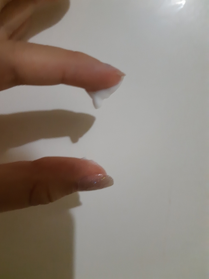 이제품은 쫀쫀하고 끈적거리는 느낌보다는 가볍고 로션같은 제형인거같아요 !! 저렇게 뚝뚝 끊기더라구요