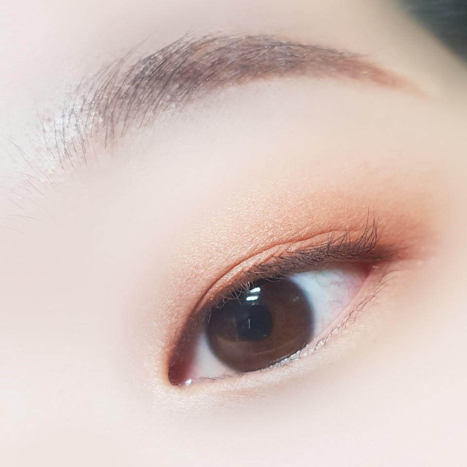 5번 컬러를 베이스로 얇게 깔아준 후!
6번 아~주 살짝 + 10번 컬러 로
쌍커풀 라인에 칠해줍니다