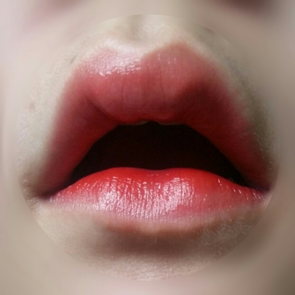 옅게 발라보았는데 입술색을 죽이지않고 발랐어요!!!개인적으로 색이 취향저격 탕탕탕!!!광택도좋았구요