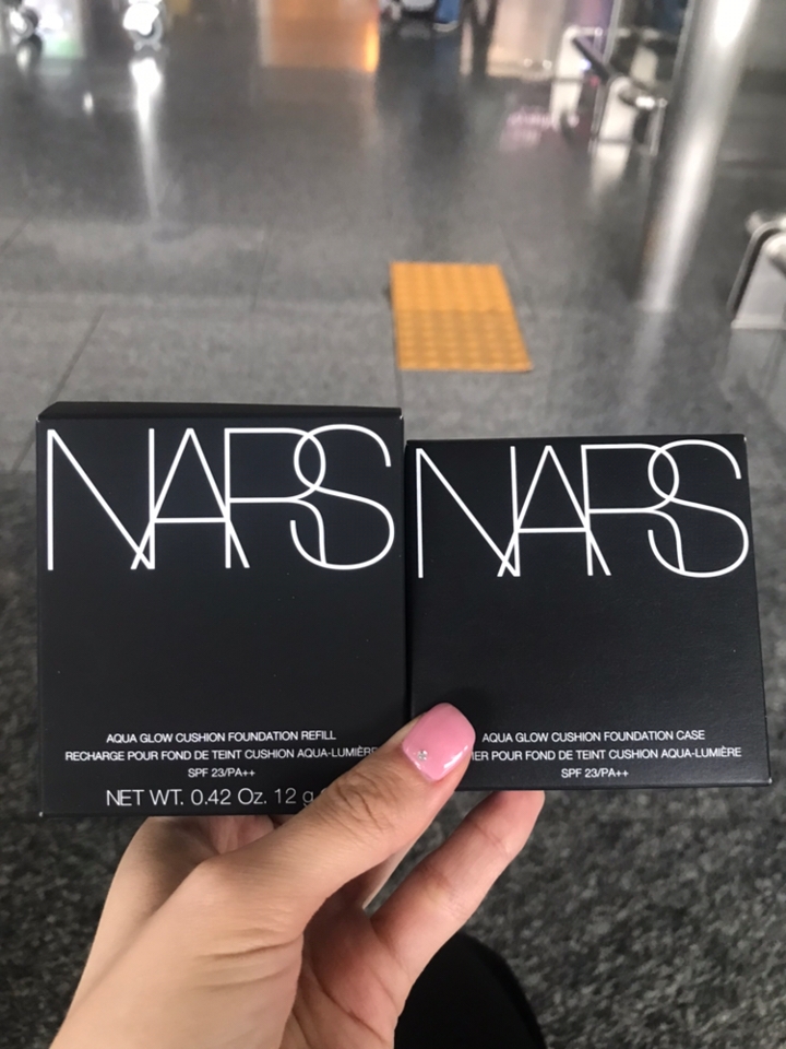 면세점에서 나스 쿠션을 구매하려면 케이스와 리필을 각각 하나씩 구매해야 하더라고요. 백화점도 동일한지는 잘 모르겠어요! 저는 첫구매라 각각 하나씩 구매했는데 두 개를 산 가격이 37,917원이에요.
저는 남산 컬러를 구매했어요.