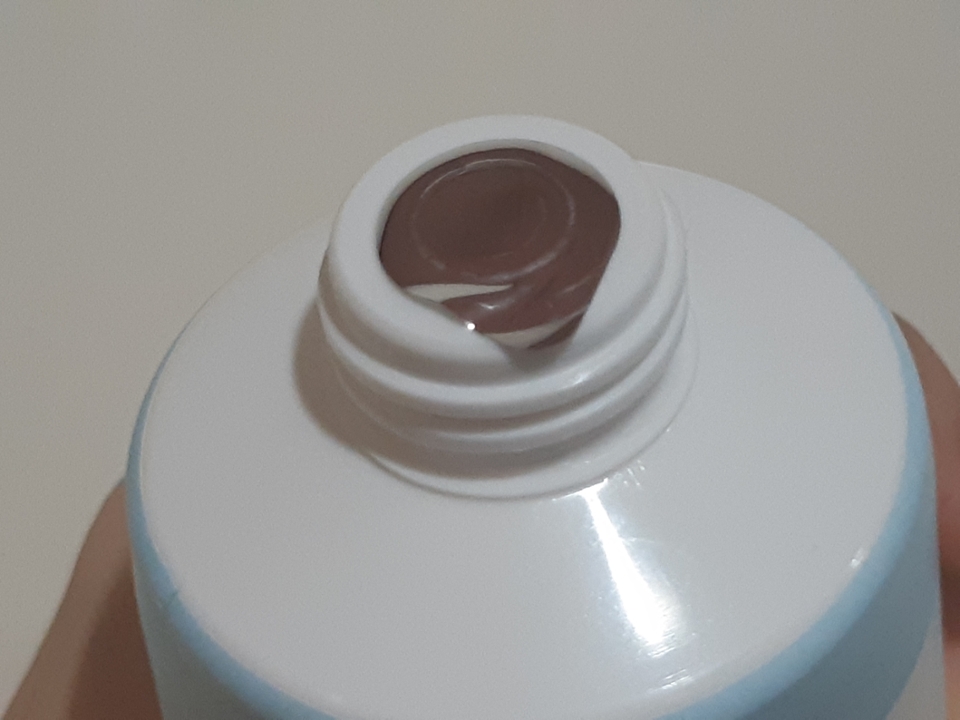 여느 클렌저 처럼 씰이 붙어있었고 폼을 짤때 잘 나오지 않았어용..