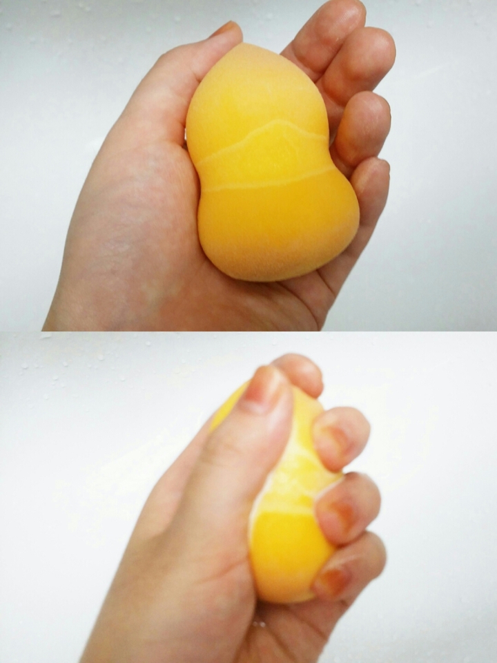 클렌징 오일을 한번 펌핑한 후 열심히 주물주물 해주세요(문지르지 마세요!)
클렌징 오일을 먼저쓰면 퍼프가 오일을 너무먹고 잘 되지도 않더라구요
얼굴과는 다르게 물을 먼저먹이고 시작하는게 나아요