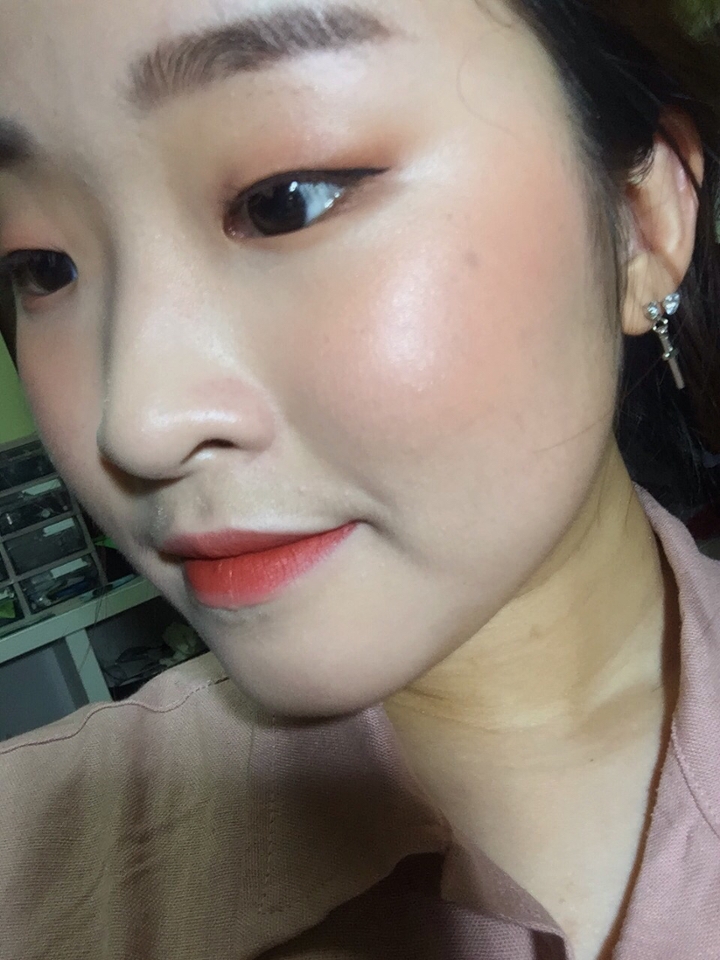 이렇게 얼굴에 발색 했을땐 이렇게 약간의 핑크가 조금 더 올라온답니다!! 손목에 발색했을때 반짝였던 펄들은 거의 보이지 않아서 부담스럽지 않답니다