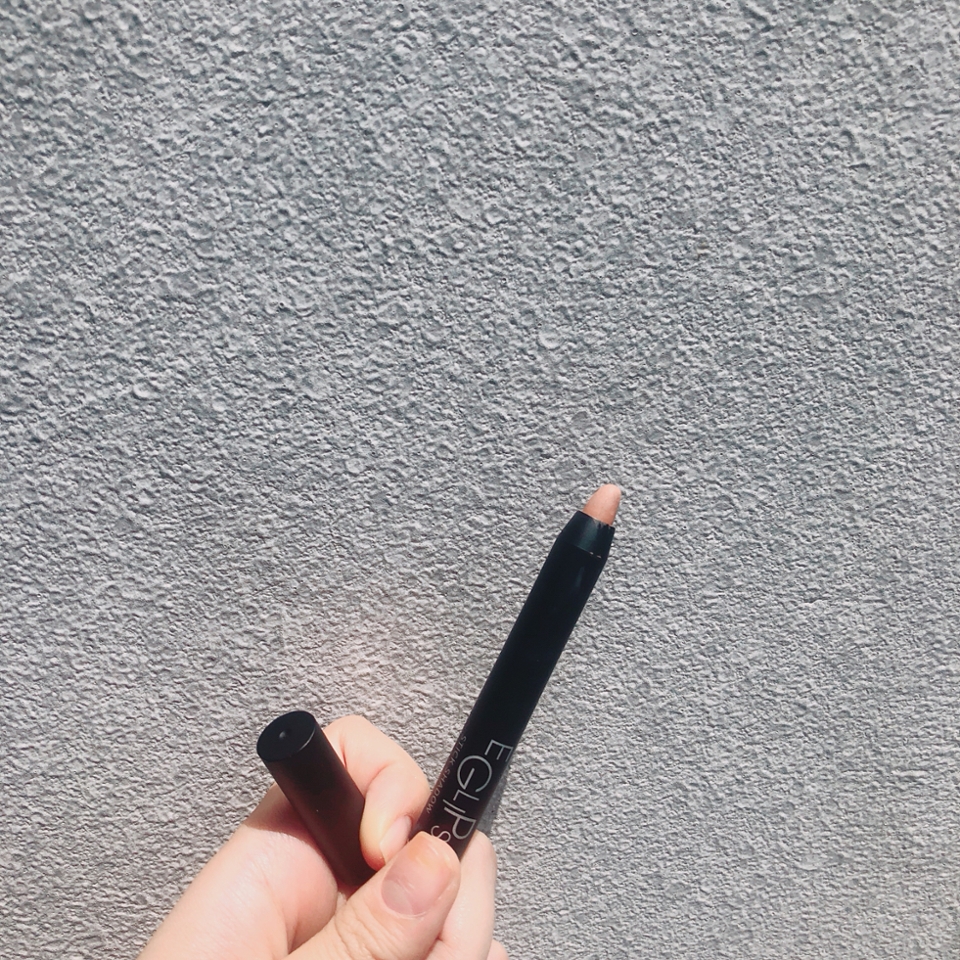 쓰던거라 좀 지저분 하죠...😅 
완전 무펄의 음영섀도우로 예쁜 컬러에요!
