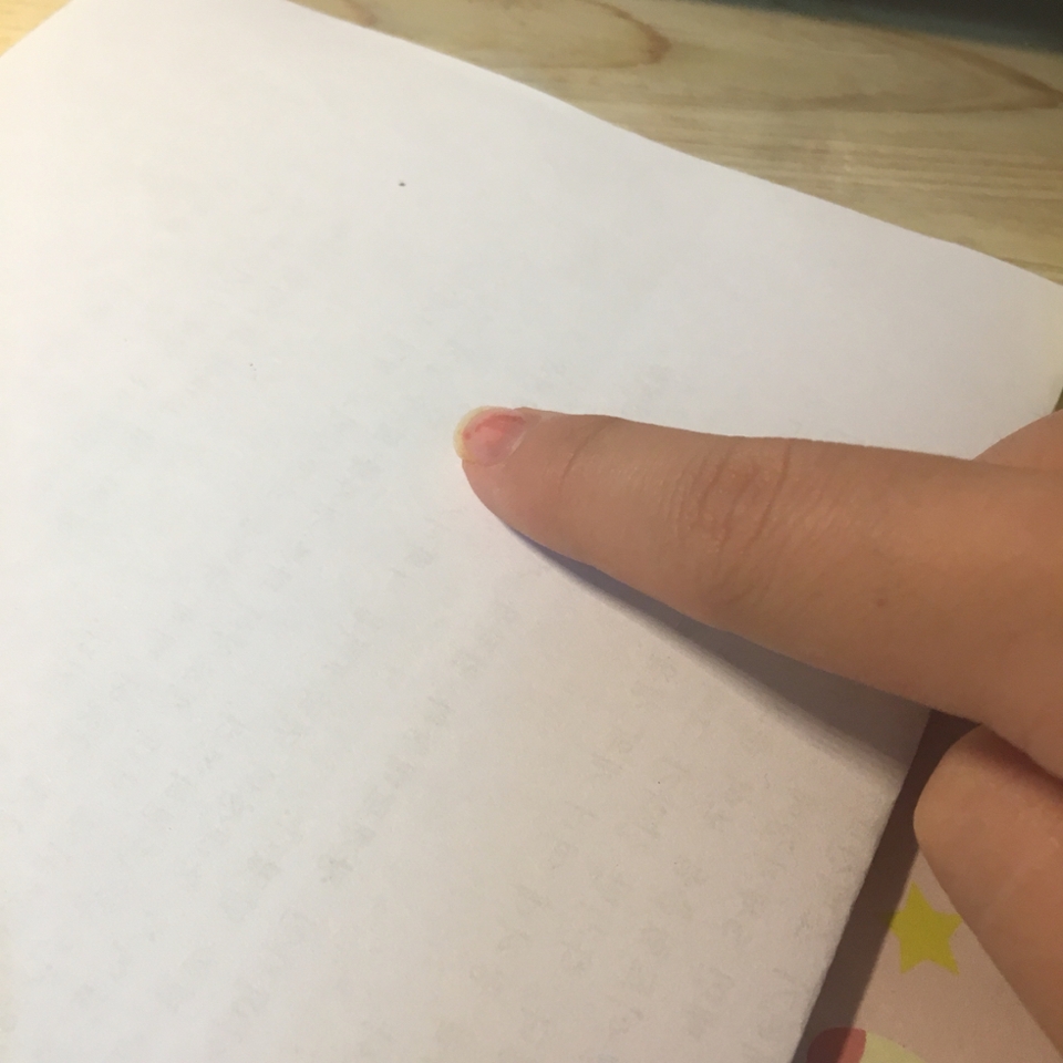 파우더를 분포해주는거에요 !
카멕스 립밤은 뭉치지않고 촉촉하게 잘 발렸어요 .
혹시나 메이크업이 뜰까 걱정이신 분들은 작은범위에라도 발라보세요 :)) ( 티존이나 광대 ! )