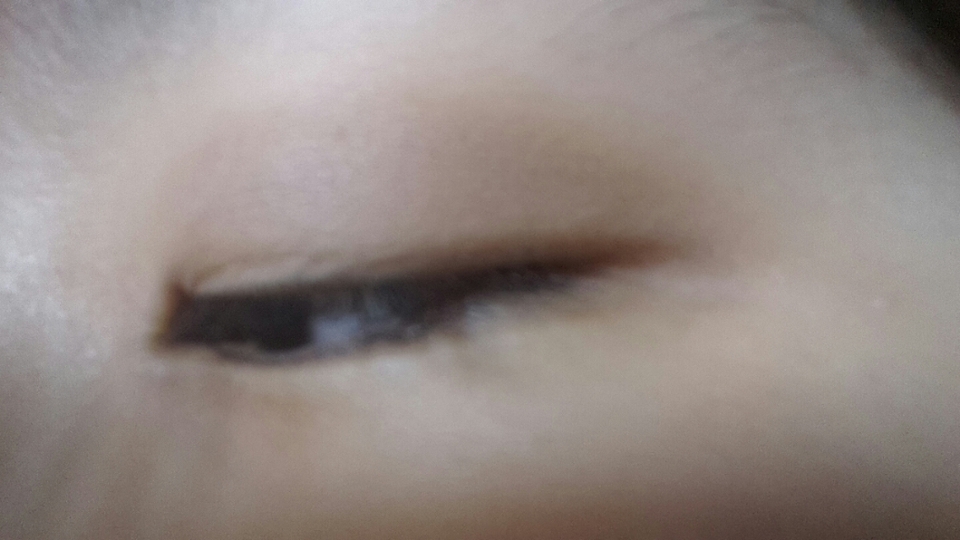 -카페오레젤리-
눈발색이 생각했던거랑은 좀 다르지만 그래도 존예라죠! 따뜻한 브라운?같은 색감이라죠. 발색이 약한 게 함정이라죠.
☆쿨톤컬러☆