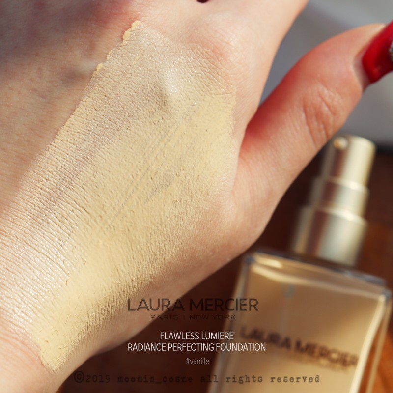 바닐라 컬러는

21호 옐로우베이스 정석이라고 생각하시면 될 것 같아요!

​

이렇게 보면 진짜 왕 노랗다고 생각했는데

얼굴에 올리고 펴바르니까 진짜 예쁜 컬러감으로 올라가서

저 정말 당황한 부분,,, 역시 로라메르시에 인가 싶었던 부분,,!

​