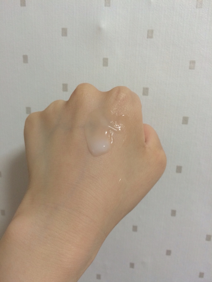 여기까지 수분크림 느낌! 제가 화장품 바르는 순서은 스킨- 에센스- 이즈앤트리 수분크림 (화장품다이어트중.. ㅋㅋ) 메이크업은 기초 후에 선크림- 파데를 발라요