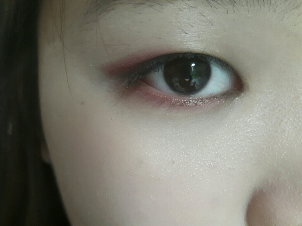 눈꼬리쪽부터 눈앞쪽으로 스머징 시키면서 애뛰드 하우스 정글레드색상과 니모 찾기 색상을 섞어서 발라주세요 이때 언더에도  한번 터치합니다