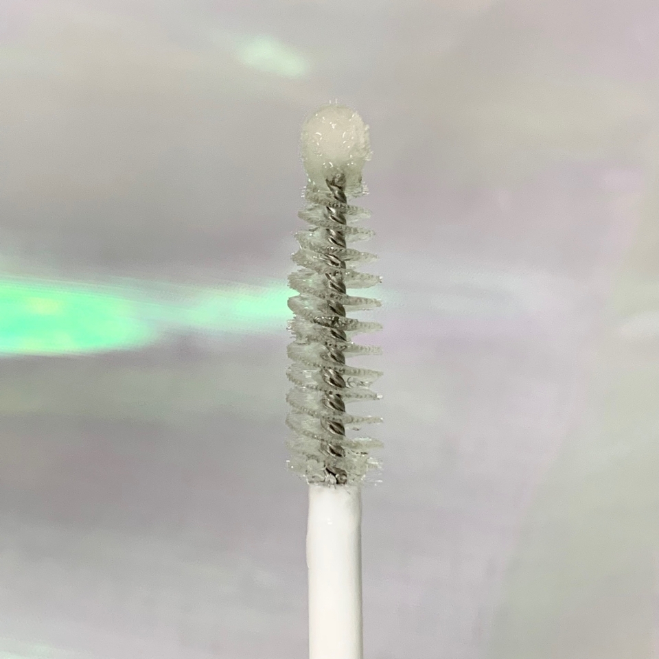 브러쉬는 쭉 뻗은 일직선 마스카라 브러쉬 형태에 앞 쪽에 봉이 달려있는 제품이에요! 일단 마스카라형 브러쉬를 이용해서 속눈썹을 빗어주고, 앞 쪽에 달린 부드러운 봉 브러쉬 팁을 이용해서 마스카라 브러쉬만으로는 바르기 어려운 속눈썹 부분에 톡톡 찍어서 사용할 수 있어요😉
길이와 볼륨을 한번에 잡은 속눈썹 영양제로 바를 때 따깝지 않고 눈 시림 없이 사용 가능하고 성분도 굉장히 순하고 풍성하게 속눈썹을 관리할 수 있다는 점이 가장 만족스러웠어요😚
이 제품이 2가지 제품과 다른점이 하나 있다면 자(?) 같은게 있어서 얼마나 길어졌는지 길이를 측정할 수 있어요! 아마 그만큼 롱래쉬에서만큼은 큰 자신감을 보여주는 거 같아요😃
