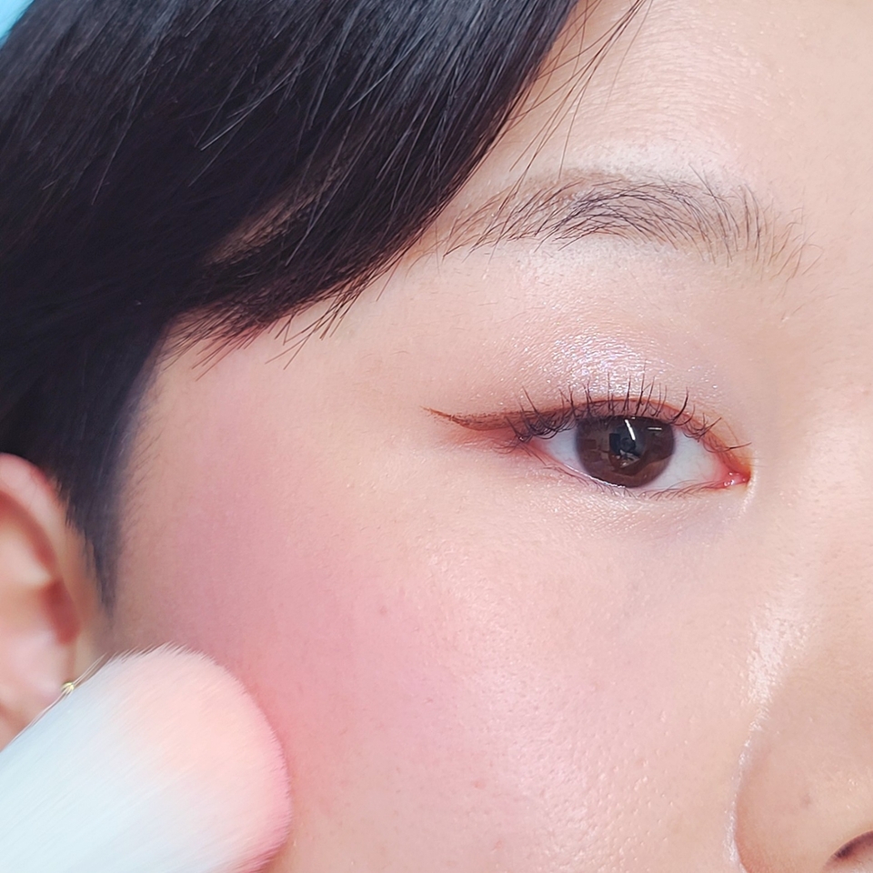 요런 고채도 타입 쿨톤 컬러는 자칫 잘못하면 부담스러울 수도 있는데, 부드럽게 블렌딩되는 고밀착 텍스쳐라 피부에 이질감 없이 녹아들어간다는게 뉴 테이크 페이스 블러셔의 매력!

​

매트 파우더에 소량 섞여 있는 미세 펄 입자가 쉬어한 결광을 입혀 줘서 한층 투명하고 자연스러운 느낌을 살려 주더라구요

​

처음 봤을 땐 이게 펄이 들었나?싶을 정도로 극소량의 펄이 섞여 있어 모공 부각이나 번들거리는 듯한 느낌 제로!

​

피부 밑에서 비쳐 올라오는듯 은은한 광채를 입혀 주는데 요게 아주 고급스럽습니다✨️👍