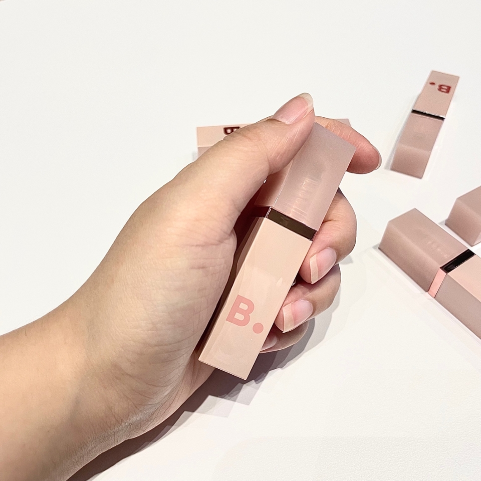 요렇게 틴트도 제 손에 맞게 엄청 통통하지 않고 슬림한 편이라 갖고 다니기도 편하고 크기가 막 큰편도 아니어서 부담스럽지 않았답니다!