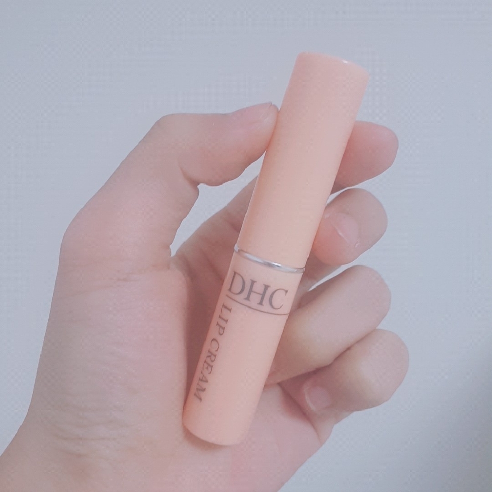 DHC립크림은 룸메이트였나 예능에서 나나가 사용하는 장면이 나오고
나나립밤으로 유명해졌던 걸로 기억해요 그리구 얼마지나지않아 올리브영에!
DHC립크림은 케이스가 살구색이고 너무 예뻐요!
유리아쥬 바이오더마처럼 누가봐도 립밤!이 아닌청순한? 케이스입이다😁