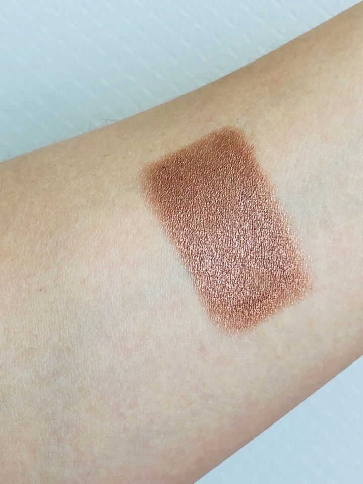 여러번 진하게 덧바르면 초코브라운색을 띕니다
펄이 굉장히 자글자글해서 과하지않게 자연스레 빛나요