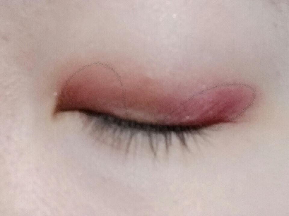 버건디 섀도우를 표시한 부분에 진하게 발라주세요