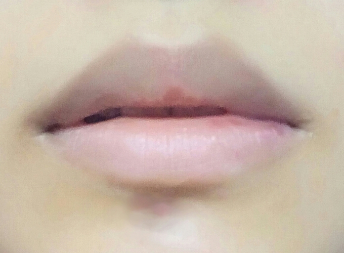 저의 아파보이는 생입술이에요 립밤바르면 립제품이 미끄러질까봐 안발랐어요!