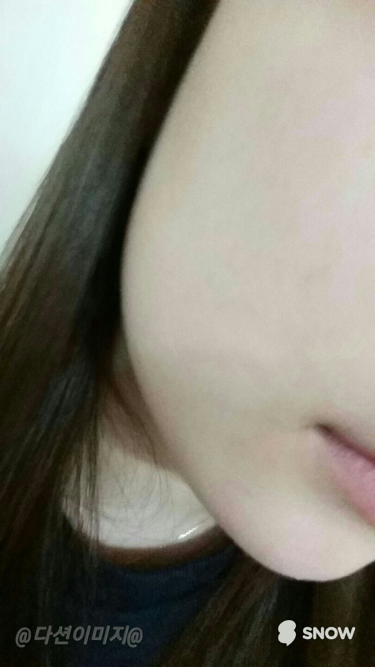 원래 피부화장은 잘 하지 않는 편인데 이날은 너무 심각하게 트러블이 일어나구 홍조두 심해서 피부화장을 좀 해보았어용!
1. 스킨, 로션, (에센스)를 발라주어요
2. 수분 썬크림과 비비 크림을 1:1 비율로 발라주었어요
3. 파운데이션을 발라주어용