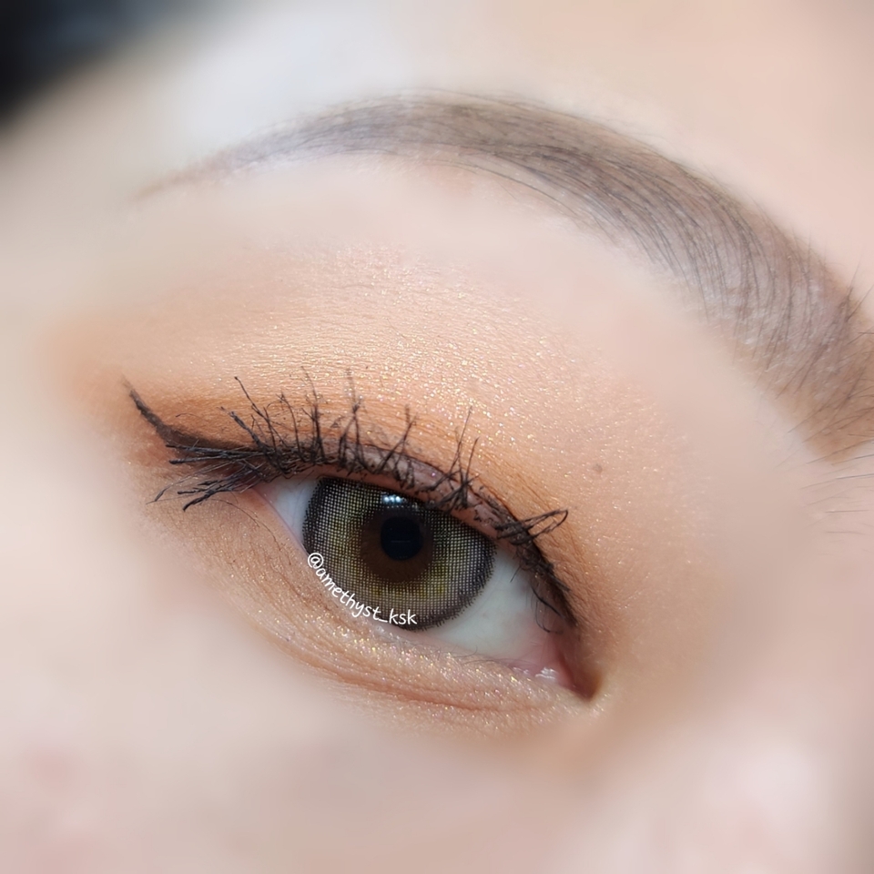 🤎 베이스 : 1번 컬러
🤎 음영 : 2번, 4번, 8번 컬러
🤎아이라인 : 9번 컬러
🤎눈두덩 중앙 및 애굣살 : 5번 컬러

그냥 그때그때 좀 더 진한거
좀 연한거 필요할때마다
조색해서 색 만들기 쉬워요 

매트타입으로 브라운 계열만 쭉 있어서
섬세하게 원하는 브라운 컬러 조색이 가능해요!

다만 글리터처돌이인 저에게
글리터 컬러 존재감은 아쉬웠지만
이런 느낌 메이크업에서는
과하지 않은 글리터 표현이 
더 잘 어울리는 거 같아요!👍







