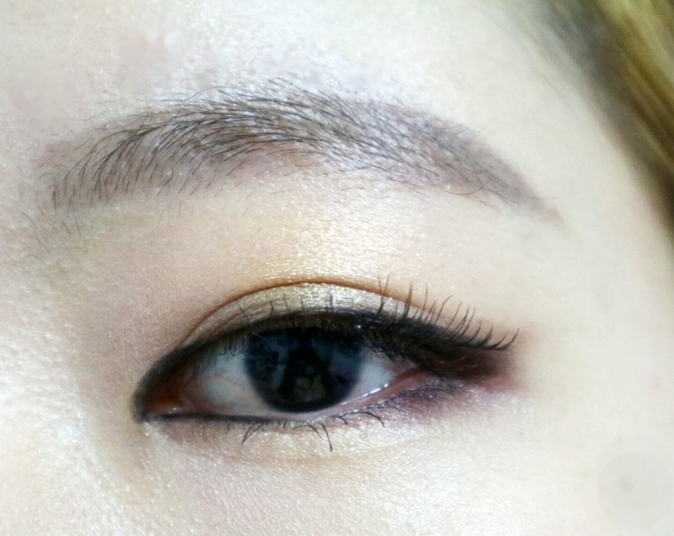 눈두덩이 가운데 입자가 작은 골드 섀도우를 톡톡 발라주고, 인조속눈썹을 뒤쪽에 붙이는데 살짝 위로 붙여 눈을 커보이게 해줍니다! 뒤쪽으로 붙여줍시다~