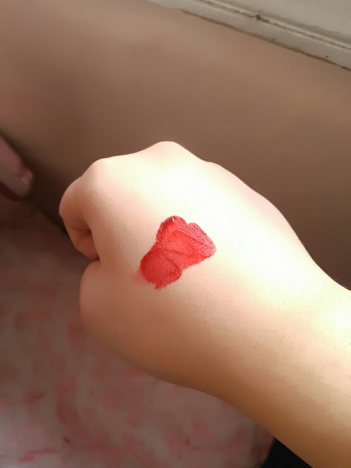 햇빛에 빛치면 저런색이예요!!