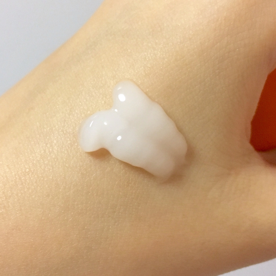 슬리핑팩의 제형은 이런 느낌이에요 너무 끈적끈적하지도 않고 적당히 쫀득하고 촉촉한 느낌이에요 