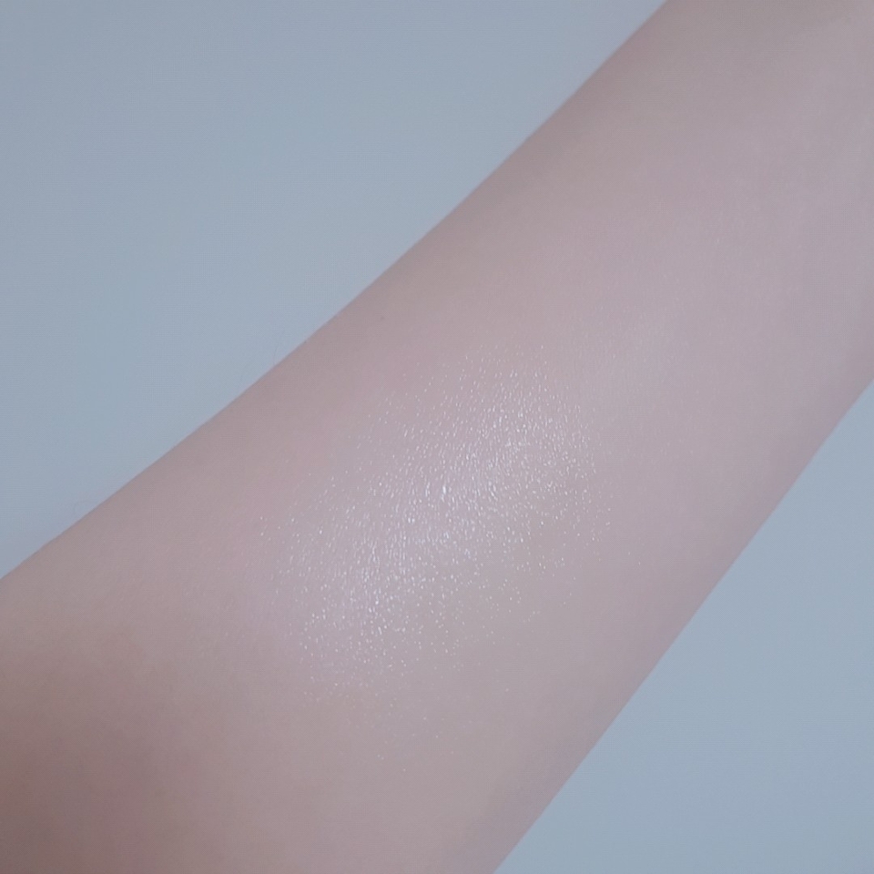 사진상 잘 보일지 모르겠는데 엄청 쫀쫀하게 발려요
제가 입술이 엄청 건조하거든요 그래서 맨날 입술 터지고
피나고 립제품 바르면 각질부각이 정말 심해요
그래서 립밤을 덕지덕지 발라야 직성이 풀리는데 어떤 립밤을 많이 바르면
엄청 끈적하고 머리카락 다 달라붙잖아요
근데 이 제품은 정말 딱 쫀쫀해요 그래서 너무 좋아요
그리고 위에 립스틱을 바를때에는 한번만 쓱 발라주면 매트립스틱이
틴트처럼 촉촉하게 발려요💚💙💜💛💚💙💜💛
