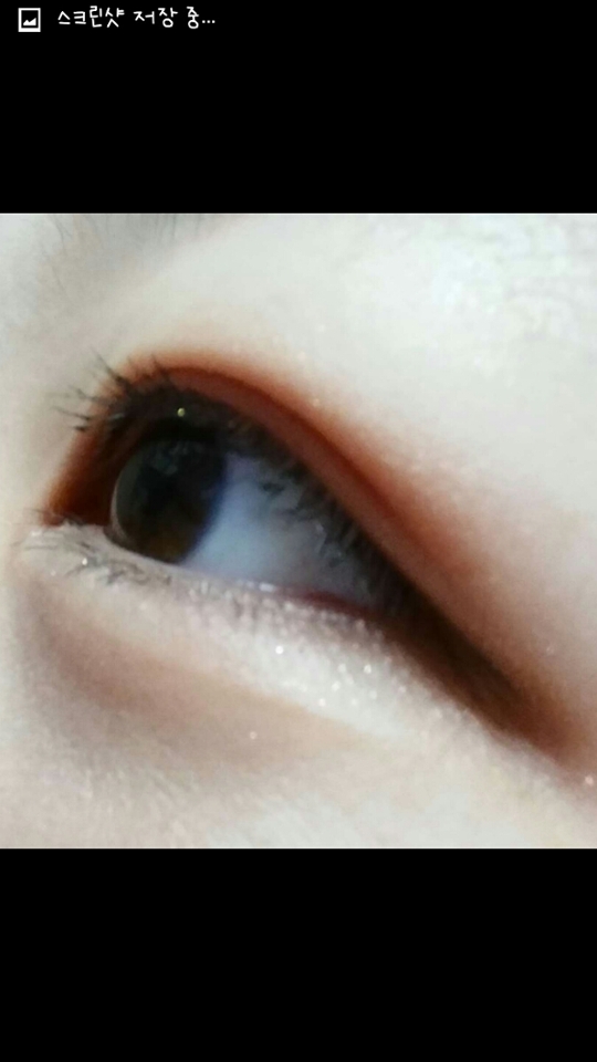 12. 아이라인은 자유인데, 저는 강아지상을 졓아해서 눈꼬리를 내렸어용!
13. 뷰러를 뽝세게 해주구 마스카라 해주깅!
그러면 아이메이크업 완성~ ㅎㅎ 웃으면 완전 대박이긔.. ♡