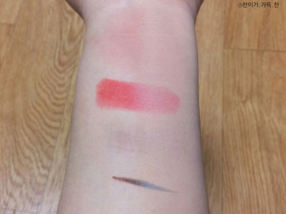 커버력은 이정도 해요! 괜찮은 편이죠😊 근데 솔직히 컨실러의 효과를 그닥 못 느끼겠어요 8ㅅ8 어떻게 써야 효과가 있을까요? 아시는 분 알려주ㅜ세요 (구걸)


리뷰 끝까지 봐주셔서 감사해요! 좋아요랑 댓글도 감사해욤 오늘도 예쁜 하루 되세요 ~ ♥