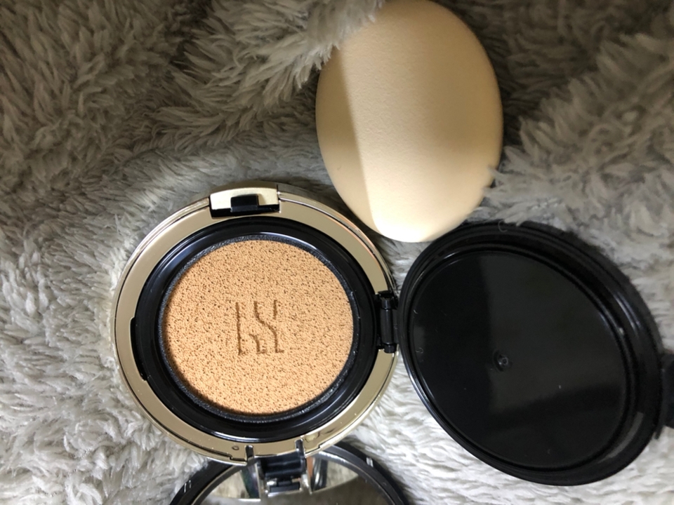 사진이 뒤집어졌지만 편집하지 않는다.

저 로고가 헤라의 로고인 건가요?ㅋㅋ 암튼 저렇게 간지나게 제품을 머금은 스폰지가 들어있어요.